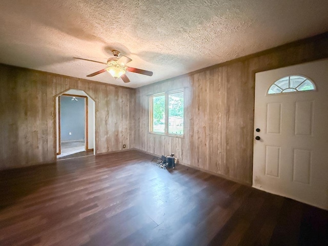 206 William St, Fulton, OH 43321 - foyer entrance with arched walkways, a ceiling fan, dark wood-style floors, and a textured ceiling