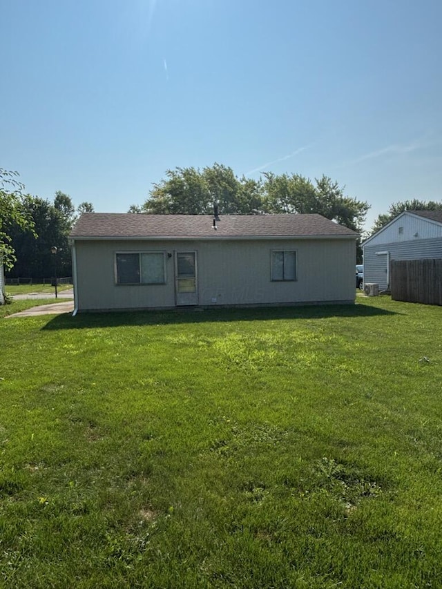 1115 Bermuda Dr, Marion, OH 43302 - back of house featuring roof with shingles