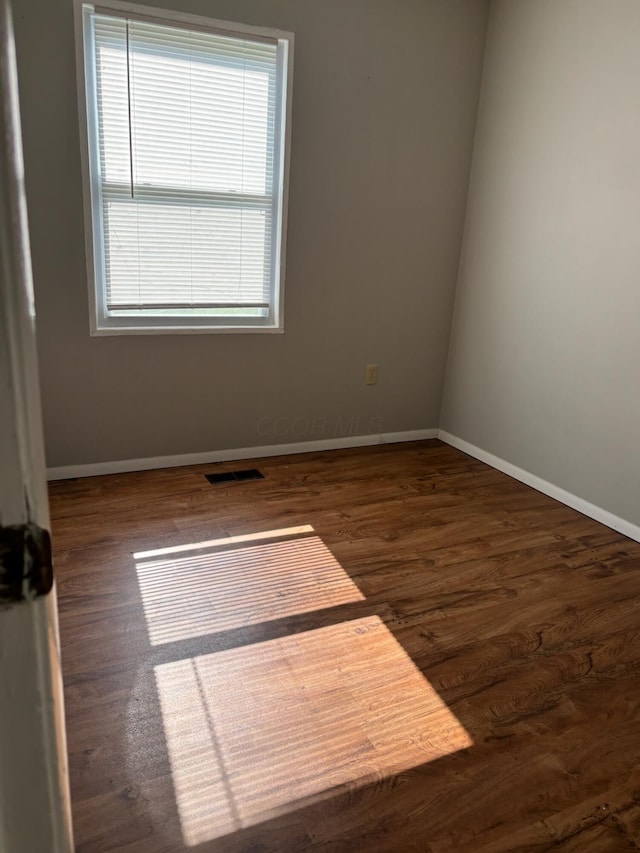 1115 Bermuda Dr, Marion, OH 43302 - unfurnished room with baseboards and wood finished floors