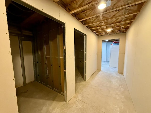 13944 Lafayette Rd, Utica, OH 43080 - hallway featuring concrete floors