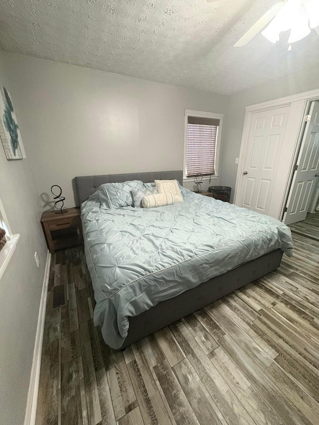 5356 Harding Hwy E, Caledonia, OH 43314 - bedroom featuring wood finished floors, a textured ceiling, and ceiling fan