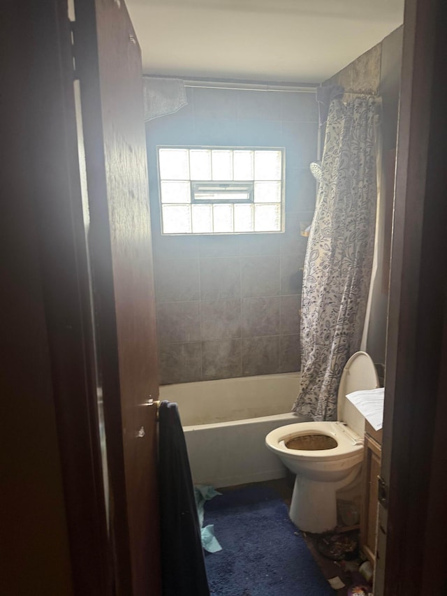 3032 Baker Hill Rd, Columbus, OH 43207 - full bath with vanity and shower / tub combo with curtain