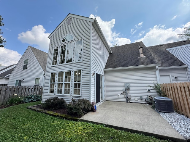 6282 Mcnaughten Place Ln Unit 39, Columbus, OH 43213 - rear view of house with a shingled roof and a patio area