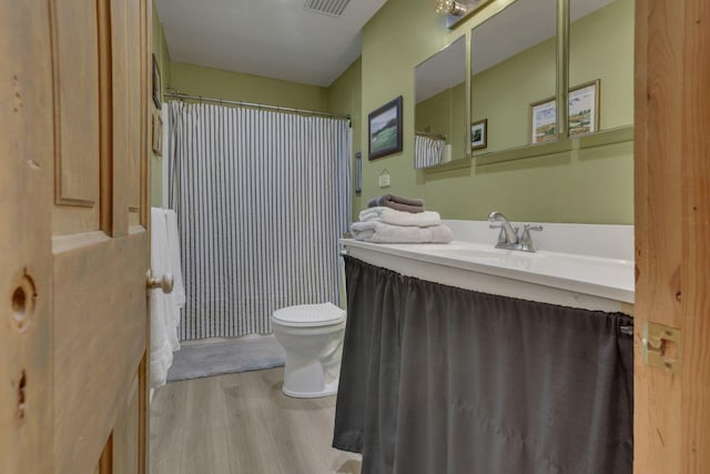 131 E Chestnut St, Lancaster, OH 43130 - full bathroom featuring wood finished floors, vanity, and a shower with shower curtain
