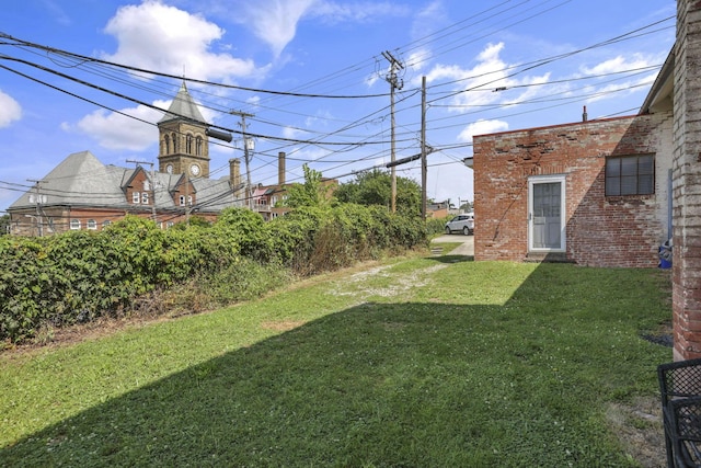 131 E Chestnut St, Lancaster, OH 43130 - view of green lawn