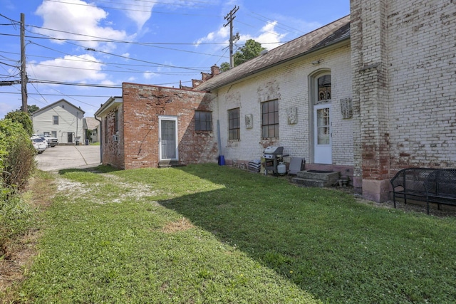 131 E Chestnut St, Lancaster, OH 43130 - view of green lawn with entry steps and driveway