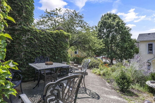 131 E Chestnut St, Lancaster, OH 43130 - view of patio / terrace featuring outdoor dining area