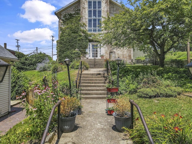 131 E Chestnut St, Lancaster, OH 43130 - view of front of house featuring stairway