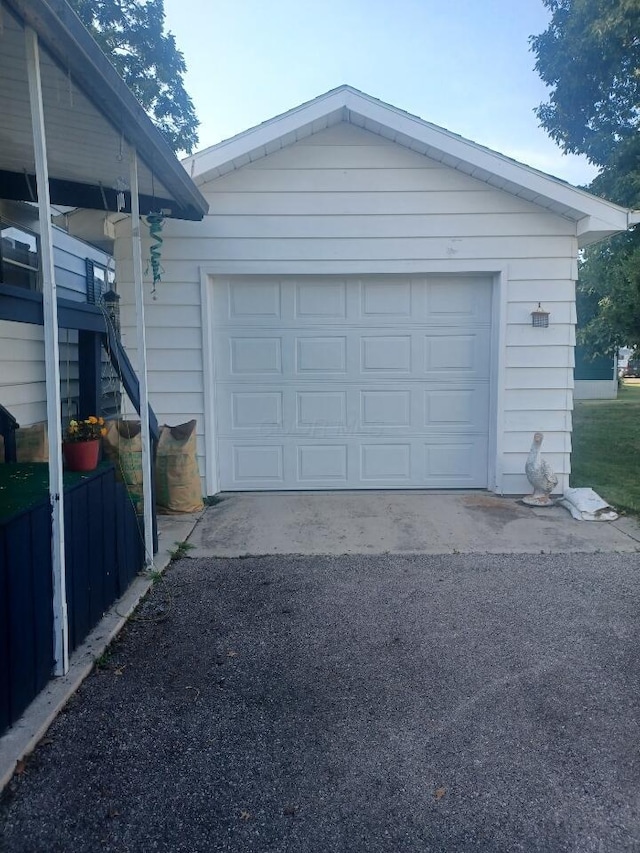 3200 Smeltzer Rd Unit 70, Marion, OH 43302 - garage with driveway