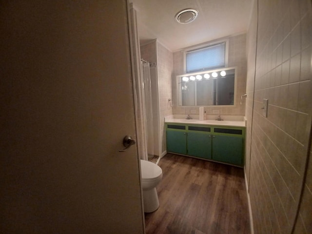 3200 Smeltzer Rd Unit 70, Marion, OH 43302 - bathroom with wood finished floors, double vanity, and a shower with curtain