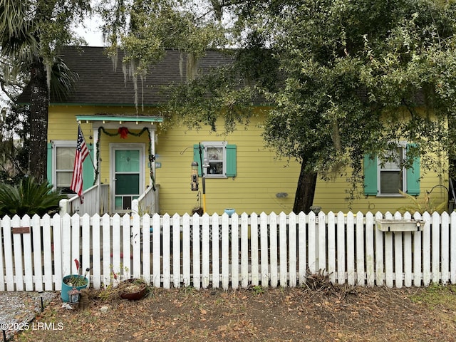 802 12th St, Port Royal, SC 29935 - view of front of house with a fenced front yard