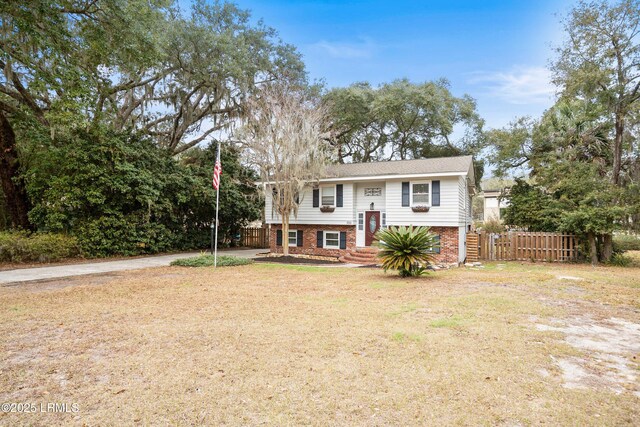 bi-level home featuring a front yard