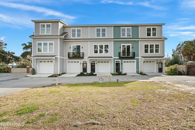 view of front of property with a front lawn