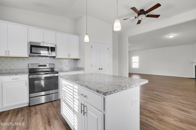 171 Great Bend Dr, Beaufort, SC 29906 - kitchen with a ceiling fan, tasteful backsplash, open floor plan, dark wood finished floors, and appliances with stainless steel finishes
