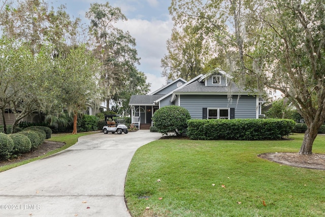 view of front facade with a front yard