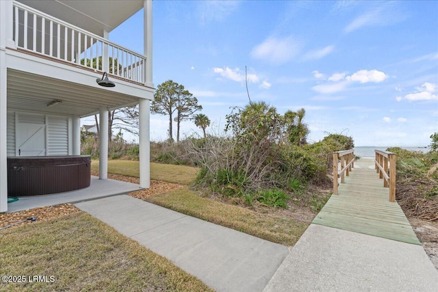 view of yard featuring a hot tub