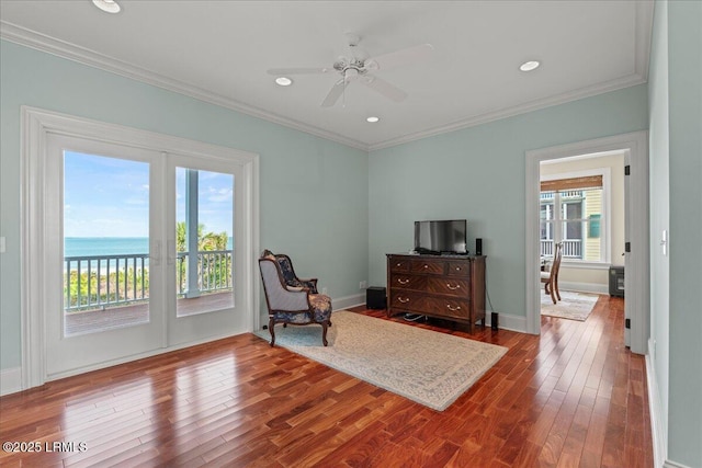 sitting room with dark wood-style flooring, crown molding, recessed lighting, a ceiling fan, and baseboards