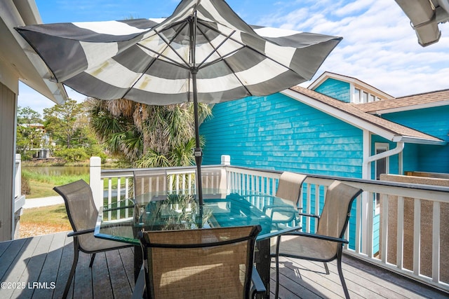 deck with outdoor dining space