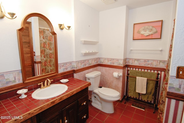 full bathroom featuring wainscoting, tile patterned flooring, vanity, toilet, and visible vents
