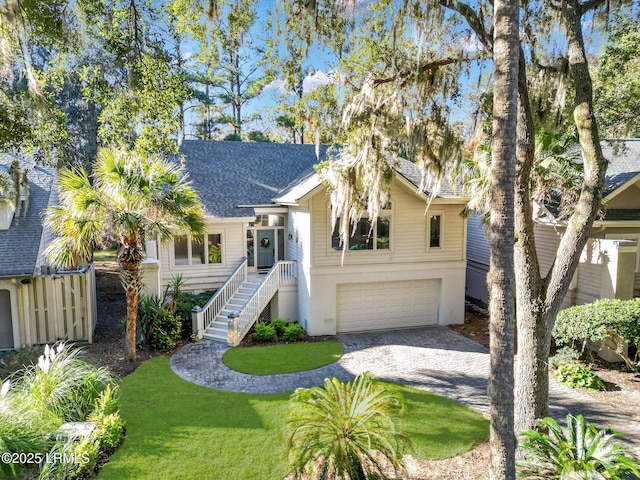 view of front facade with a garage and a front yard