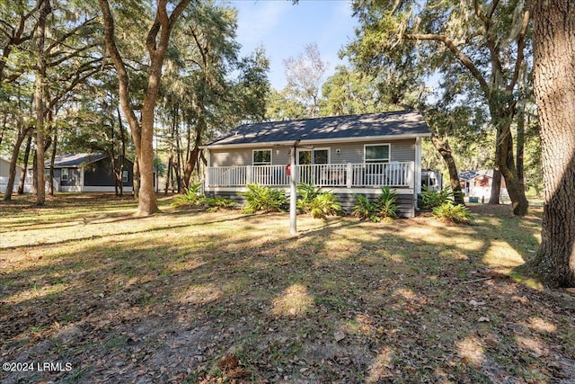 ranch-style home featuring a front yard and a porch