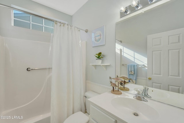 full bathroom with plenty of natural light, toilet, shower / bath combo with shower curtain, and vanity