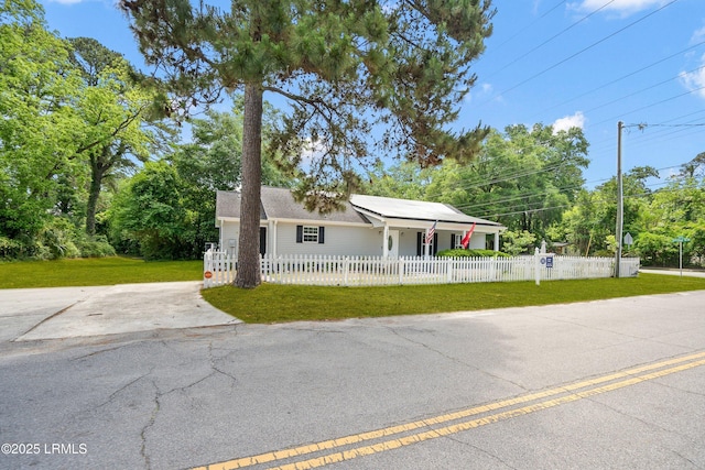 single story home featuring a front lawn and a fenced front yard