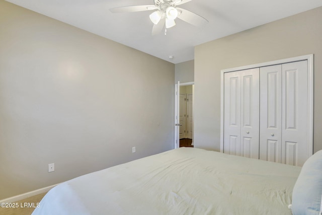 bedroom featuring baseboards, a ceiling fan, and a closet