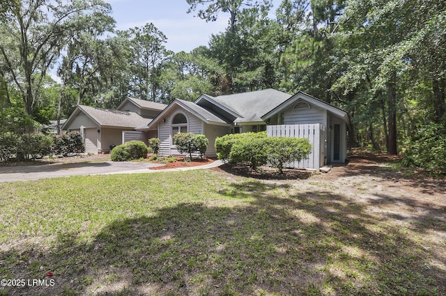 7 Stillwater Ct, Hilton Head Island, SC 29926 - ranch-style home featuring a front yard and roof with shingles