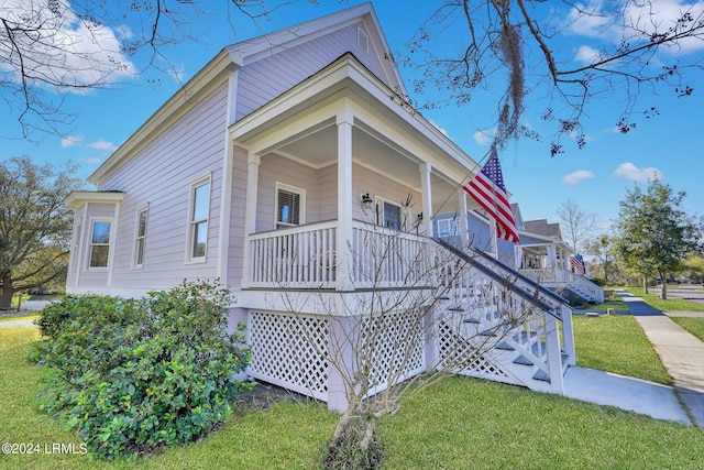 view of front of house featuring a porch and a front lawn