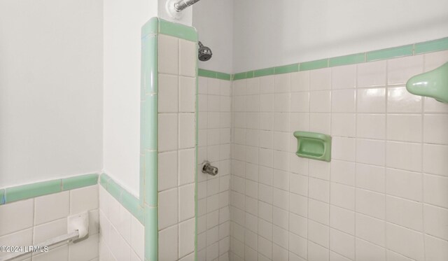 bathroom featuring a tile shower