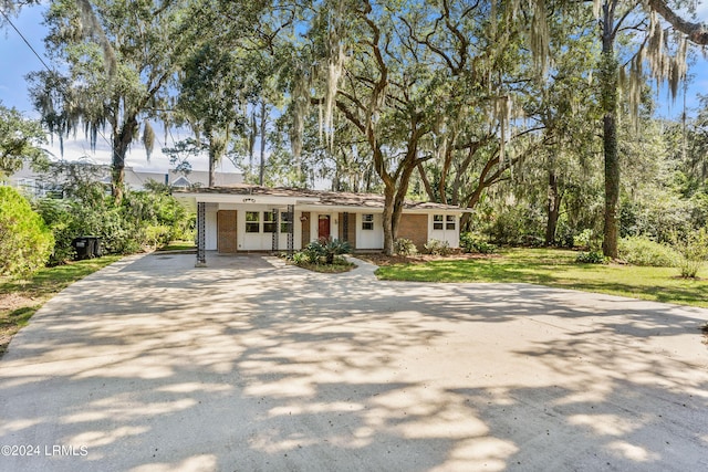 view of front facade featuring a front yard