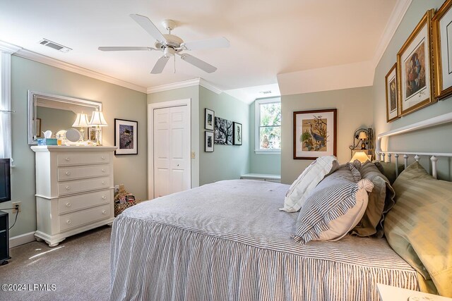 bedroom featuring crown molding, carpet floors, ceiling fan, and a closet