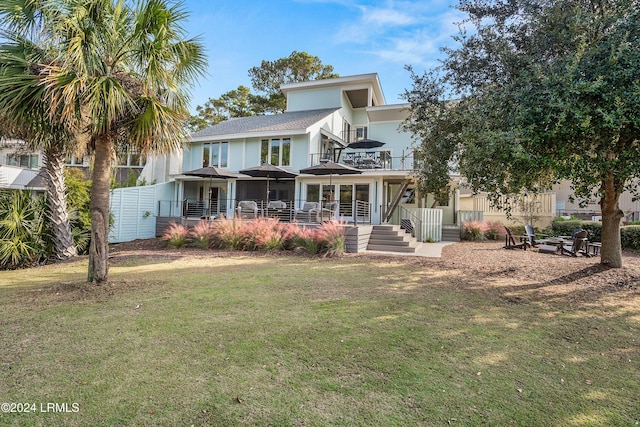 view of front facade featuring a front yard