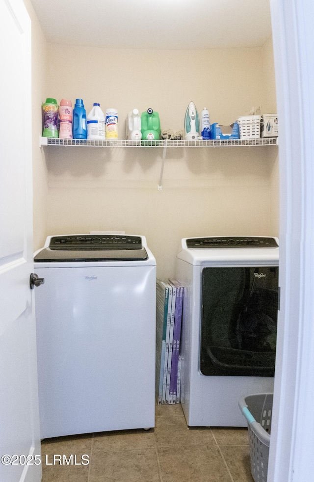 laundry room featuring tile patterned floors and washing machine and clothes dryer