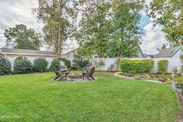 view of yard featuring an outdoor fire pit