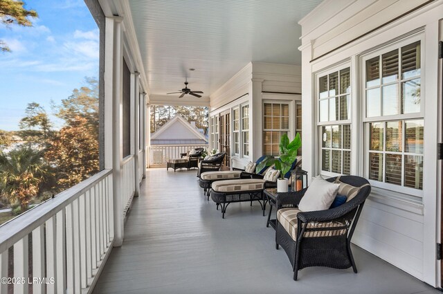 sunroom with ceiling fan