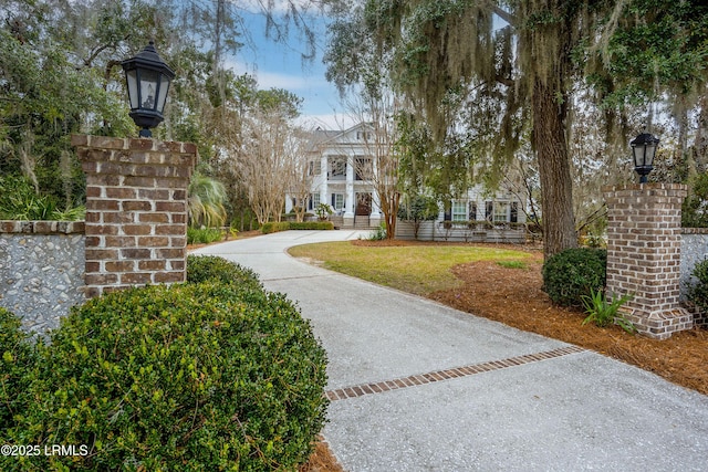 view of home's community featuring a yard