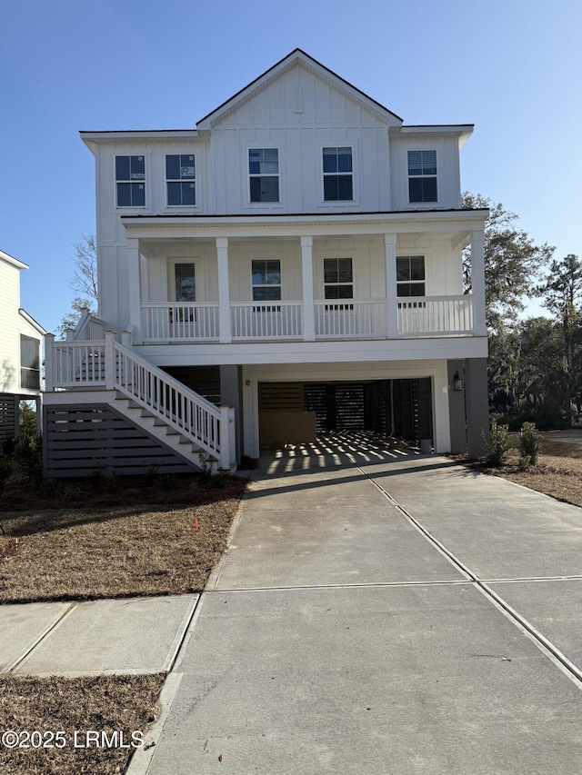 view of front facade featuring a garage and a porch