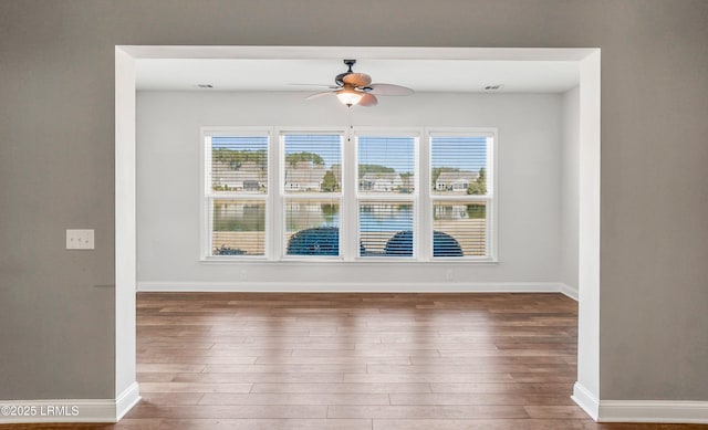 unfurnished room with dark wood-type flooring and ceiling fan