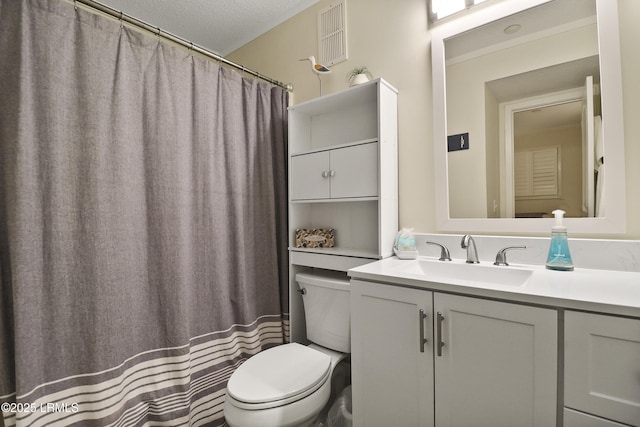 40 Folly Field Rd Unit 340, Hilton Head Island, SC 29928 - full bath with vanity, a textured ceiling, and curtained shower