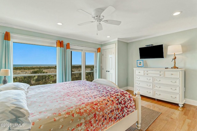 bedroom featuring recessed lighting, light wood-style flooring, ornamental molding, a ceiling fan, and baseboards