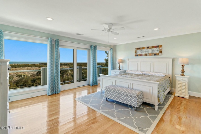 bedroom with crown molding, recessed lighting, visible vents, light wood-style floors, and ceiling fan