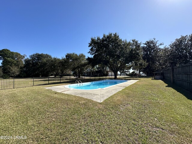 view of pool featuring a yard