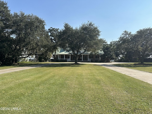 view of front of property featuring a front lawn