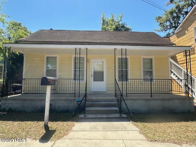 1006 Duke St, Beaufort, SC 29902 - bungalow-style house featuring a porch