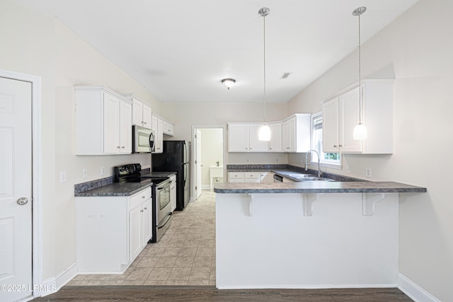 4 Applemint Ln, Beaufort, SC 29906 - kitchen featuring stainless steel appliances, a kitchen breakfast bar, a peninsula, white cabinets, and dark countertops