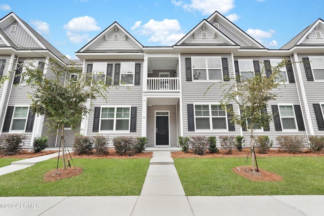 view of property featuring a front yard