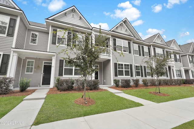 multi unit property featuring a front yard