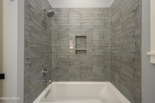 bathroom featuring tiled shower / bath